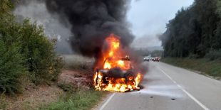 S'incendia un cotxe al marge de la GI-642 a Rupià