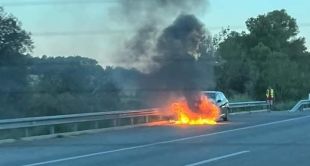 Un cotxe s'incendia al voral de l'AP-7 a Bàscara