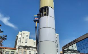 Girona torna a encendre la columna lluminosa de la plaça de Miquel Santaló