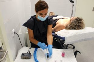 Unes cent gironines operades de càncer de mama s’han beneficiat de la dermopigmentació areolar