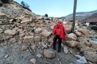Dos bombers gironins al Marroc: ''A les cases ensorrades no hi havien espais on sobreviure''