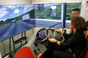 El Montilivi, primer institut gironí amb simulador per a conduir camions i autobusos