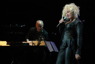 Una renovada Cindy Lauper interpreta amb força els clàssics del 'blues' a la Porta Ferrada