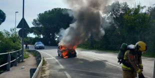 S'incendia un cotxe a la GI-667 a Calonge