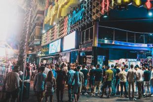 Lloret veta una empresa britànica que assenyala com l'origen de baralles al carrer