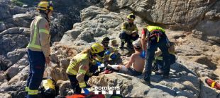 Ferit un home al caure en una zona de roques a la Banyera de la Russa de Palafrugell
