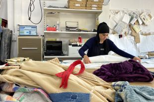 Tres entitats socials creen Nuar, una marca de roba de moda conscient que reaprofita residus tèxtils