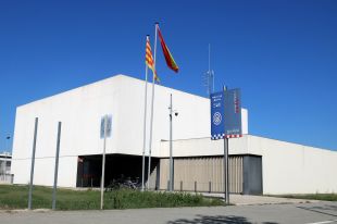 Una vintena de joves entra per la força a la comissaria de Salt per endur-se un arrestat