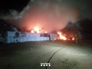Cremen 600 metres quadrats de deixalles en un incendi a l'abocador de Pedret i Marzà