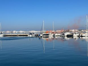 Simulacre d'incendi en una embarcació d'esbarjo al port de Roses
