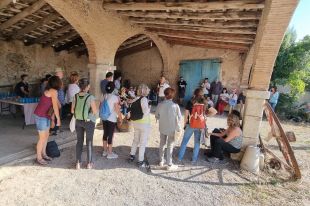 Una setantena de persones celebren el tancament de la pedrera d'Ullà
