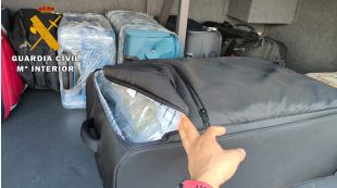 Detingut per dur 11 quilos d'haixix dins una maleta en un autobús a la Jonquera