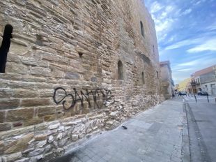 Busquen l'autor d'unes pintades a la façana del Castell Palau de la Bisbal