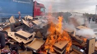 500 viticultors francesos ataquen camions de fruita i vins espanyols al Voló