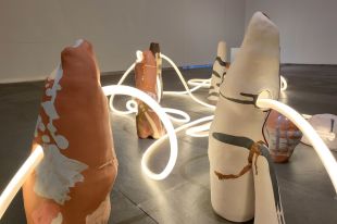El Museu de la Garrotxa exposa la reflexió sobre les nocions de llar i pertinença amb fang