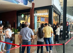 L'Starbucks de l'Espai Gironès destina els 4.687 euros al Banc dels Aliments