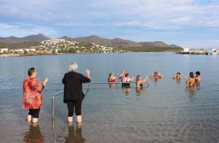 Llançà impulsa un programa pioner al mar per reduir el dolor en persones amb fibromiàlgia