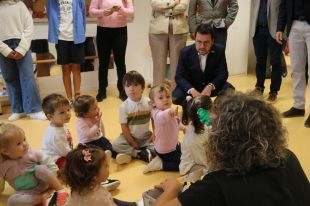 Aragonès visita la nova escola de Vilamalla que posa fi a 20 anys de barracons