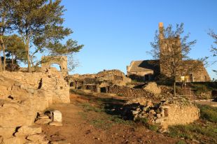 Descobreixen tres grans cases al poblat de Santa Creu de Rodes d'entre el XIII i el XIV
