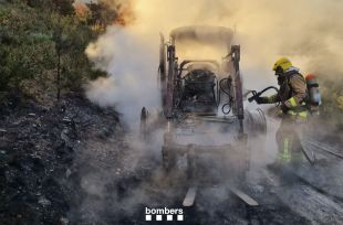 Calcinat un tractor i un remolc en una zona forestal a Fontanals de Cerdanya