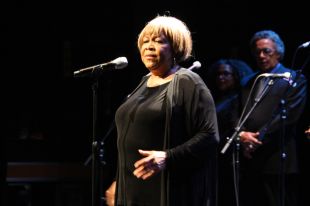 Mavis Staples omple de soul i gospel el Festival Internacional de la Porta Ferrada
