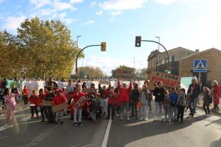 Tallen la C-66 a Forallac per reclamar una nova escola sense barracons