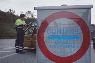 Detinguda a Maçanet per conduir beguda i amb la filla menor sense cadireta de seguretat 