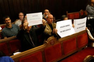 Policia Municipal i veïns de Montilivi protesten al ple de Girona