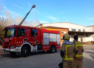 Els Bombers estabilitzen el foc a la nau de Vilobí després de més de 24 hores actiu