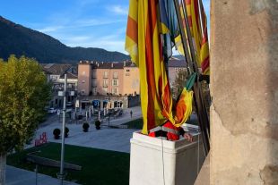 Ripoll fa efectiva la retirada de l'estelada de l'Ajuntament per ordre judicial