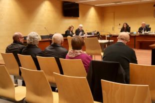 Amnistia al secretari municipal d'Hostalric per multar una dona que arrencava llaços grocs