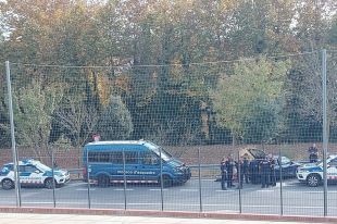 Un lladre de cotxes fuig d'un control, gairebé atropella un mosso i s'accidenta a Aiguaviva