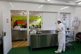 Les AFA de la Garrotxa exigeixen més temps per decidir el model de gestió de menjadors