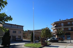 Roben per quarta vegada l'estelada penjada a la plaça de l'Estació de Flaçà