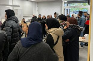 Ocupen l'oficina de Serveis Socials de Salt per protestar contra el desnonament d'una família