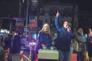 Platja d'Aro inicia la campanya de Nadal amb l'encesa de llums i el gran arbre de 10 metres d'alçada