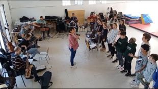 Els alumnes de l’escola de Sant Esteve de Guialbes homenatgen Pau Riba amb un musical