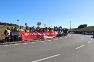 Desenes de persones tallen els accessos a l'Escala en contra del parc eòlic marí de Roses