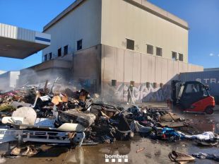Crema l'exterior d'una gasolinera abandonada a Celrà