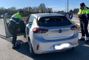 Un vehicle envesteix una dona durant una manifestació a Sant Climent Sescebes