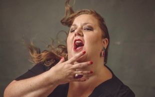 Mor l'actriu Itziar Castro durant les proves de llum d'un espectacle a Lloret de Mar