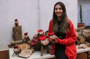 Una família crea tions amb els troncs que retiren dels boscos d'Arbúcies per reduir el risc d'incendis