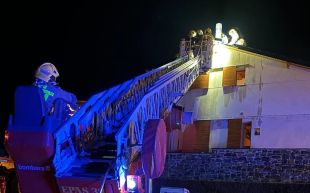 Un incendi crema una xemeneia i el teulat d'una casa a Alp