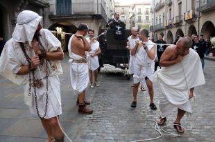 Els policies municipals de Girona es disfressen d'esclaus contra el decret de les hores extra