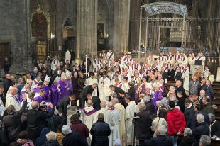 Desenes de fidels acomiaden a la catedral de Girona el bisbe emèrit, Carles Soler