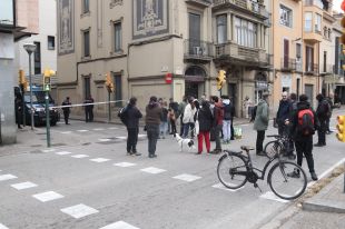 Concentració a la comissaria dels Mossos d'Esquadra de Girona contra un desnonament