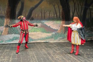 125 anys de Pastorets en català a Ripoll, ara amb nou vestuari i més dones a l'escenari