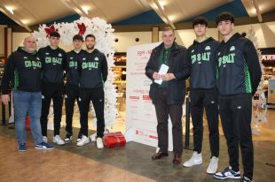 Jugadors del CB Salt participen en la campanya solidària de Nadal de l’Espai Gironès