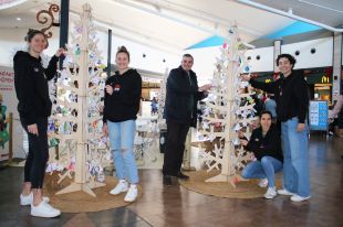 Jugadores de l’Uni Girona participen en la campanya solidària de Nadal de l’Espai Gironès