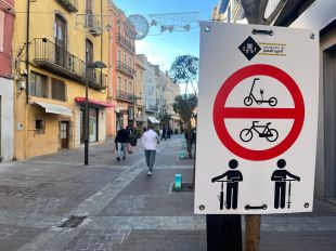 Palafrugell prohibeix la circulació de patinets elèctrics i bicicletes pel centre de la vila